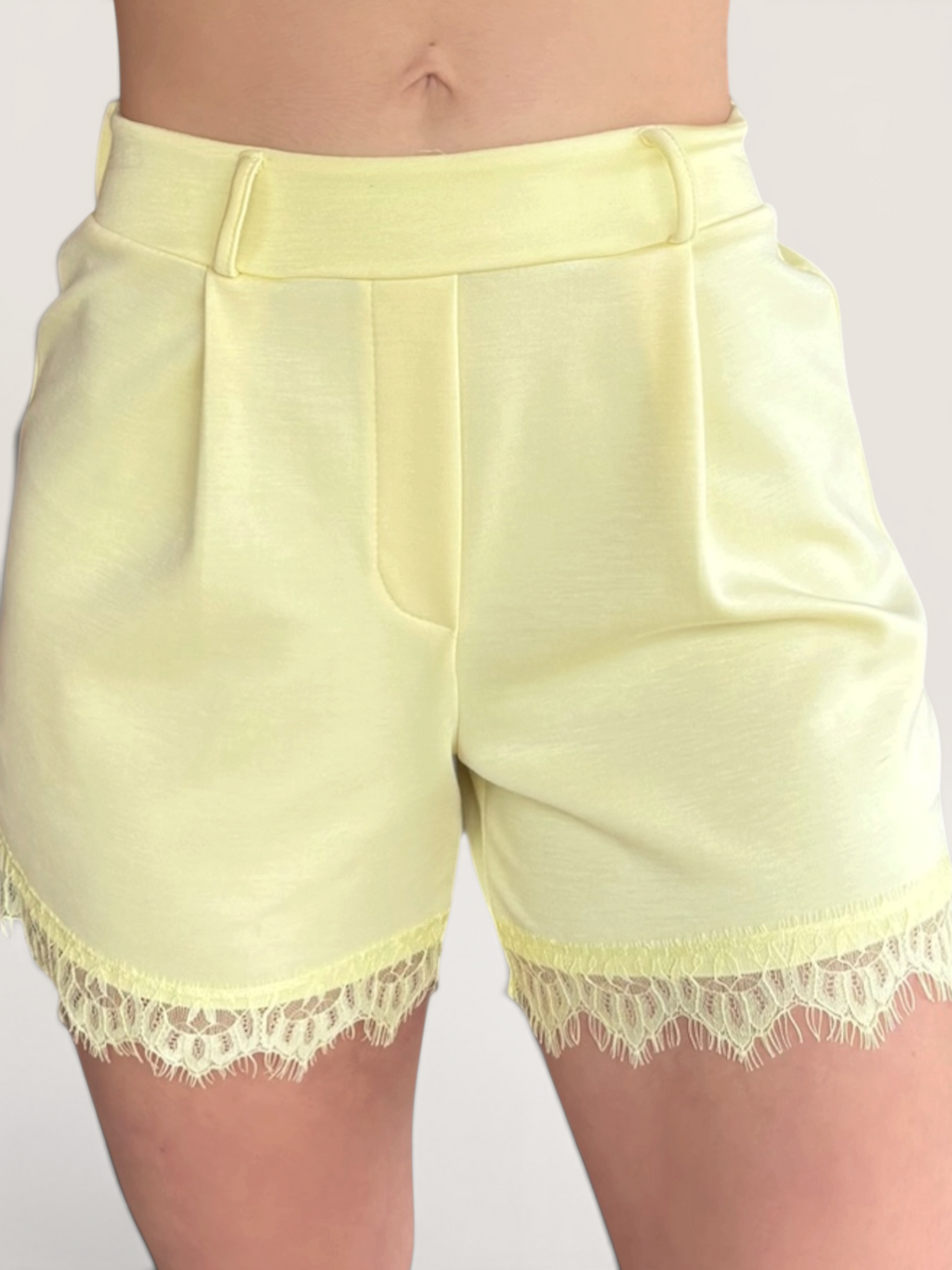 Short dentelle jaune